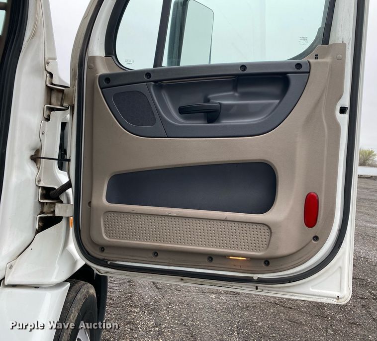 image for item KB9519 2014 Freightliner Cascadia  semi truck