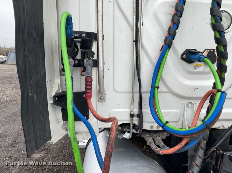 image for item KB9519 2014 Freightliner Cascadia  semi truck