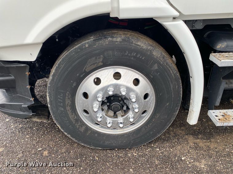 image for item KB9519 2014 Freightliner Cascadia  semi truck