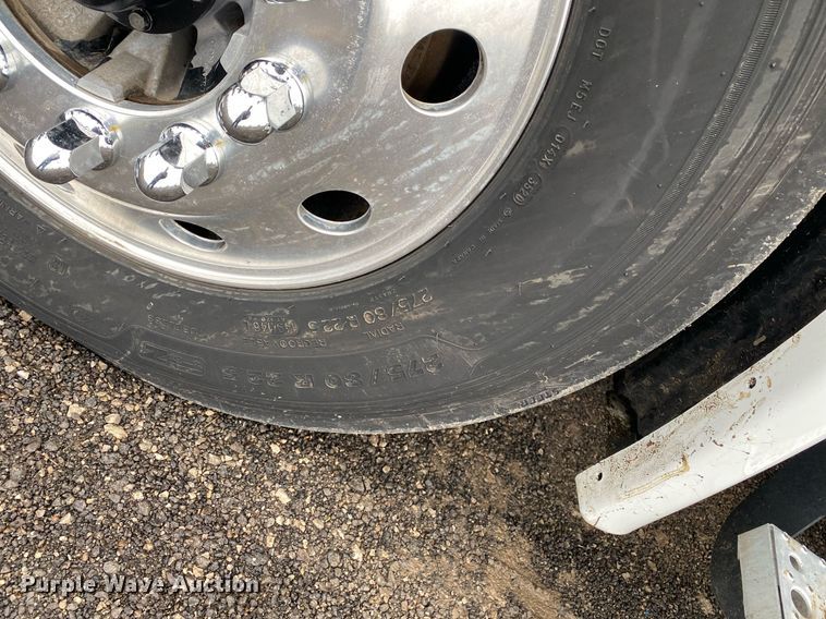 image for item KB9519 2014 Freightliner Cascadia  semi truck