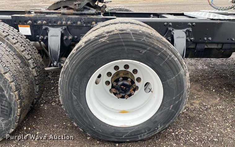 image for item KB9519 2014 Freightliner Cascadia  semi truck