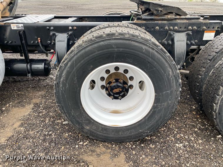 image for item KB9519 2014 Freightliner Cascadia  semi truck