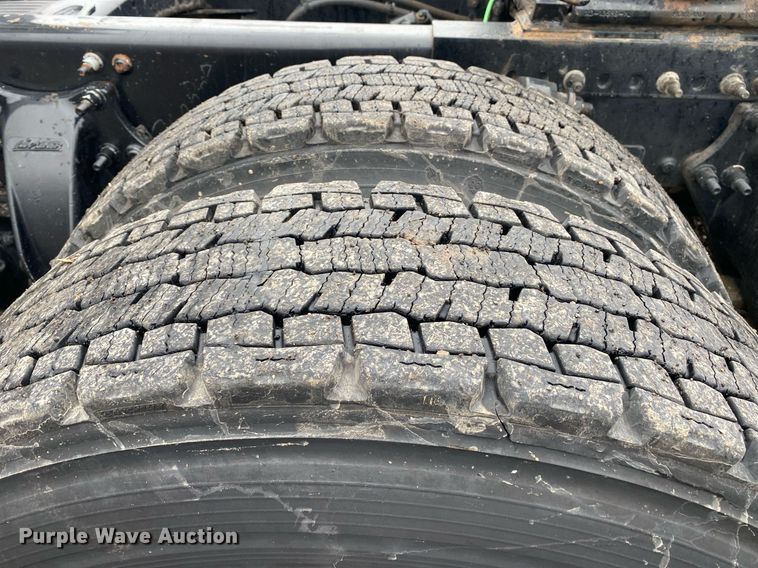 image for item KB9519 2014 Freightliner Cascadia  semi truck