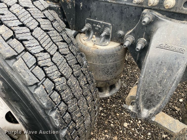 image for item KB9519 2014 Freightliner Cascadia  semi truck