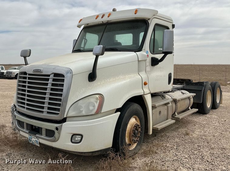 image for item KX9084 2013 Freightliner Cascadia  semi truck