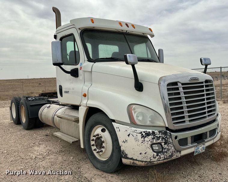 image for item KX9084 2013 Freightliner Cascadia  semi truck