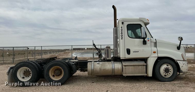 image for item KX9084 2013 Freightliner Cascadia  semi truck