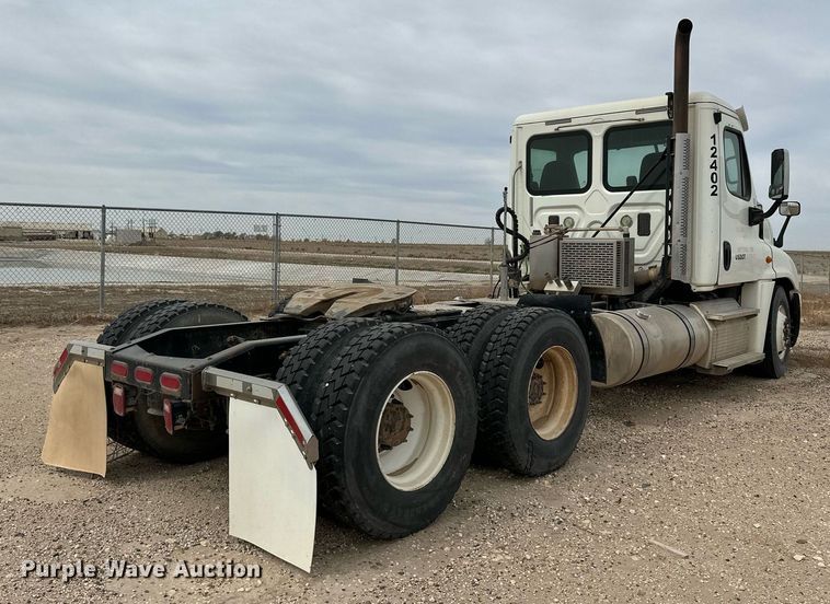 image for item KX9084 2013 Freightliner Cascadia  semi truck