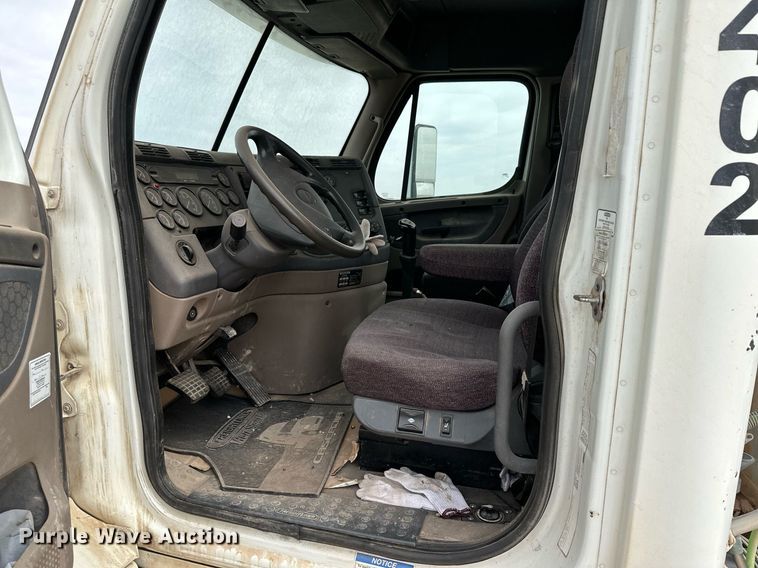 image for item KX9084 2013 Freightliner Cascadia  semi truck