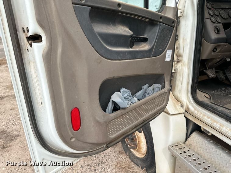 image for item KX9084 2013 Freightliner Cascadia  semi truck