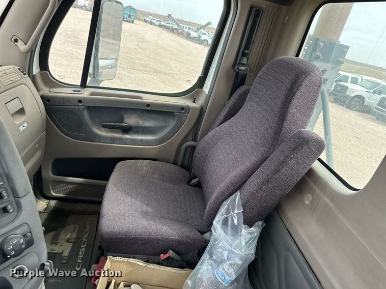 image for item KX9084 2013 Freightliner Cascadia  semi truck