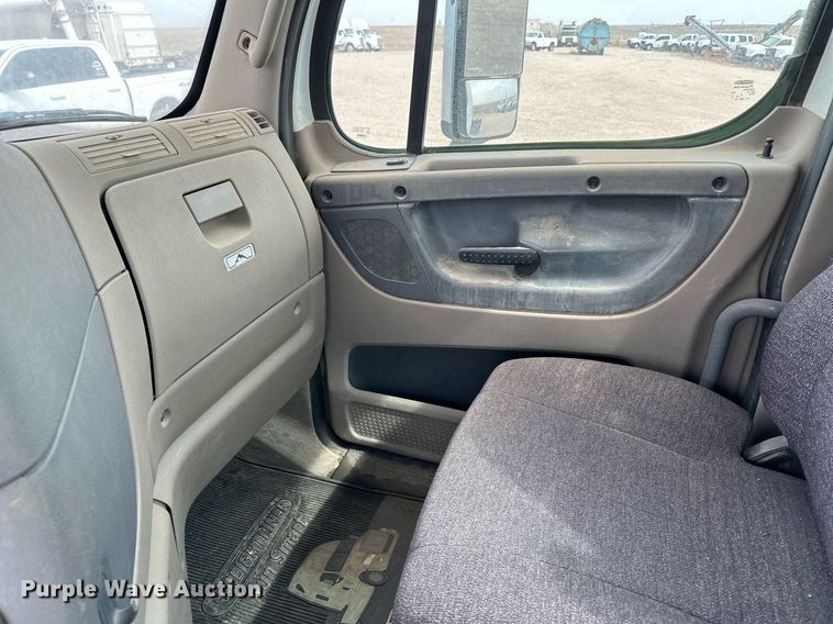 image for item KX9084 2013 Freightliner Cascadia  semi truck