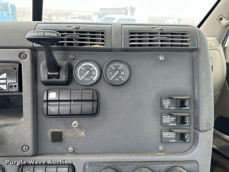 image for item KX9084 2013 Freightliner Cascadia  semi truck