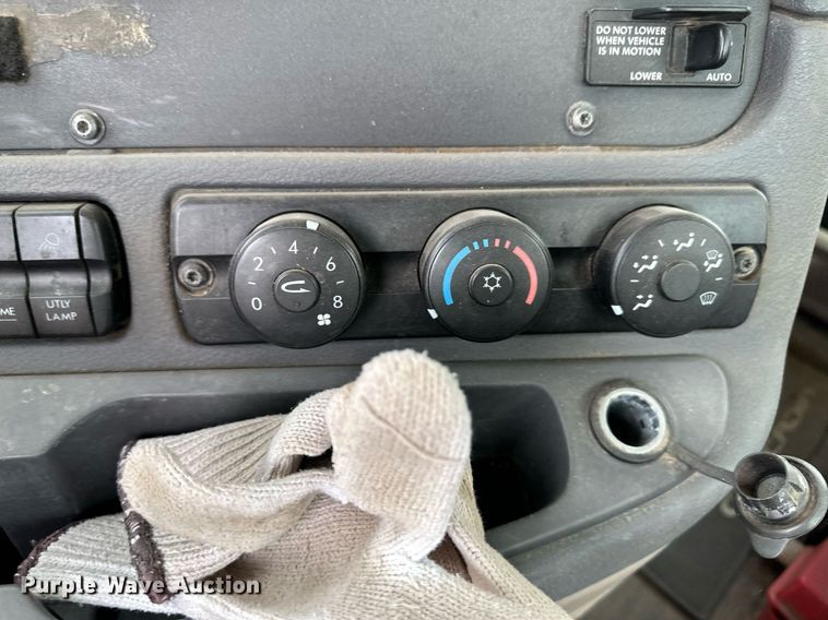 image for item KX9084 2013 Freightliner Cascadia  semi truck