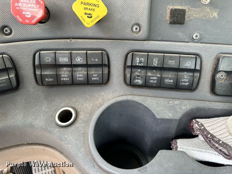 image for item KX9084 2013 Freightliner Cascadia  semi truck