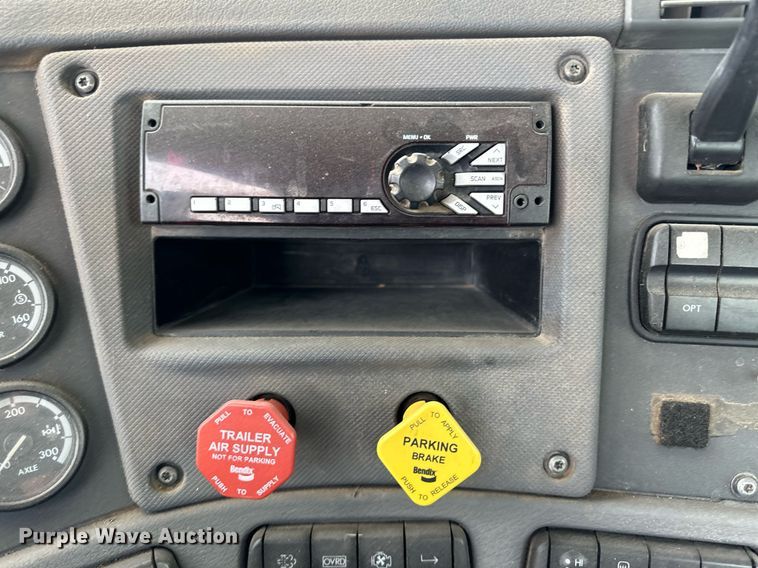 image for item KX9084 2013 Freightliner Cascadia  semi truck