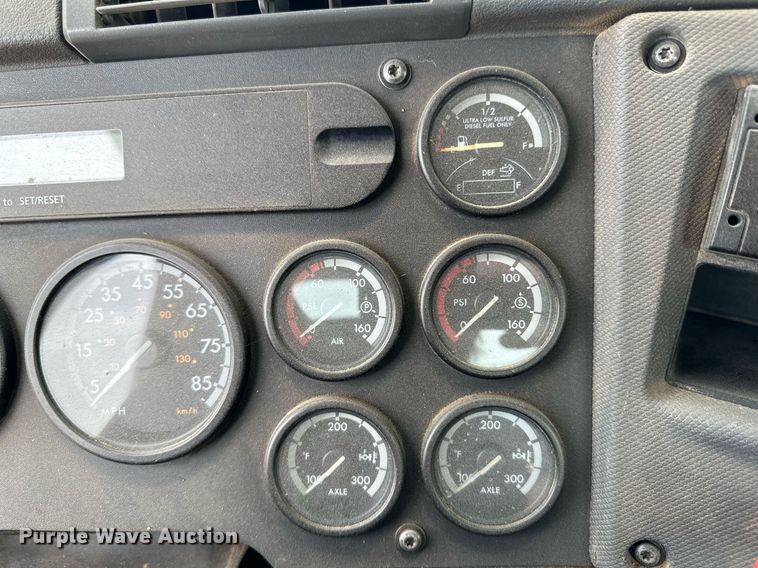 image for item KX9084 2013 Freightliner Cascadia  semi truck