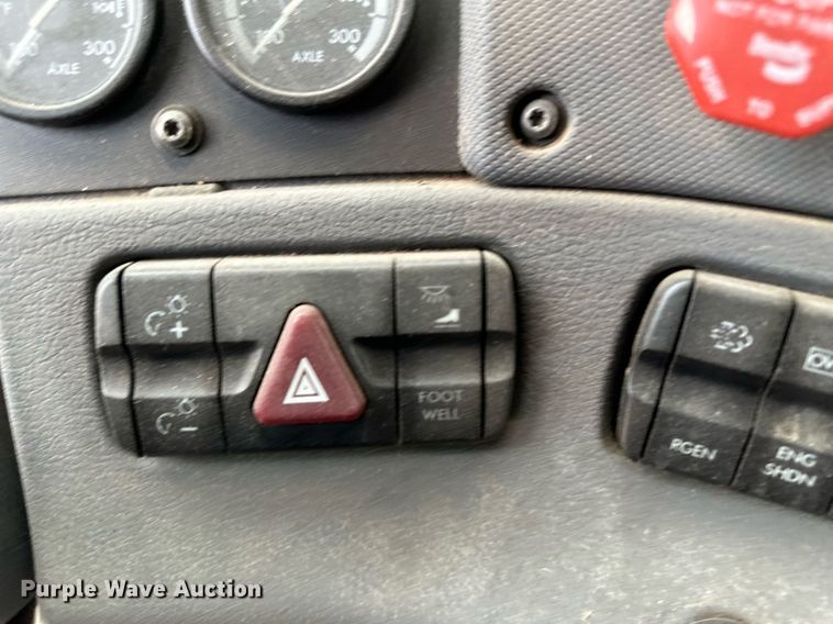 image for item KX9084 2013 Freightliner Cascadia  semi truck