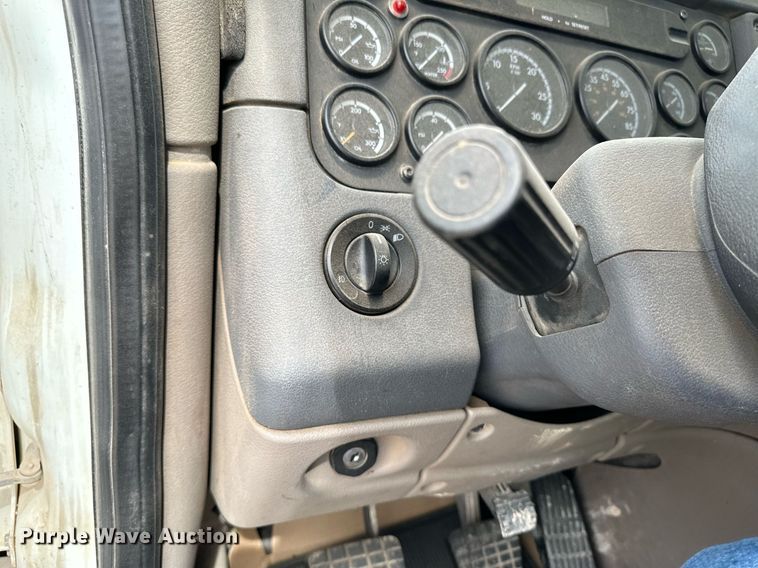 image for item KX9084 2013 Freightliner Cascadia  semi truck