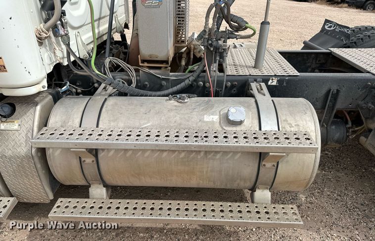 image for item KX9084 2013 Freightliner Cascadia  semi truck