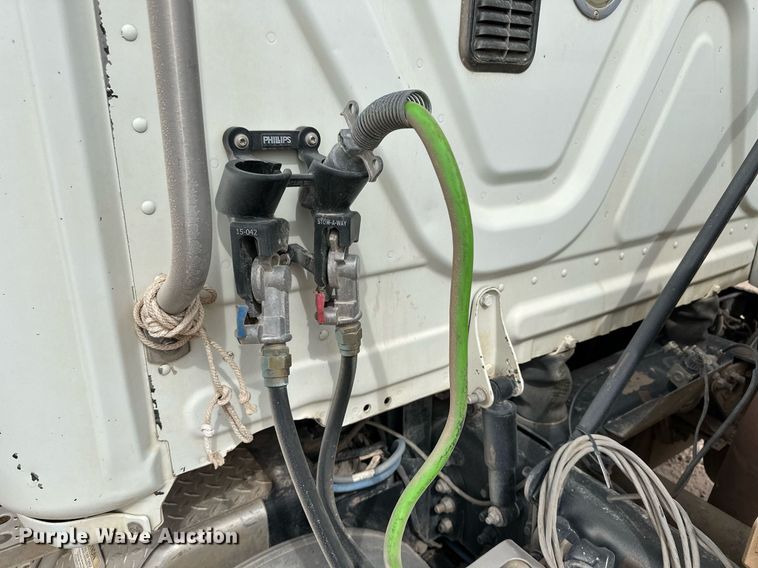 image for item KX9084 2013 Freightliner Cascadia  semi truck