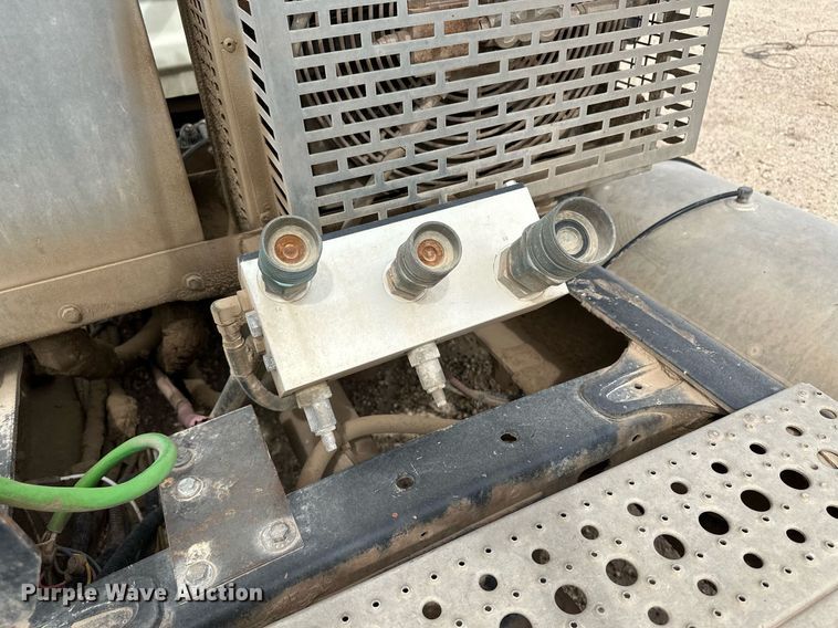 image for item KX9084 2013 Freightliner Cascadia  semi truck