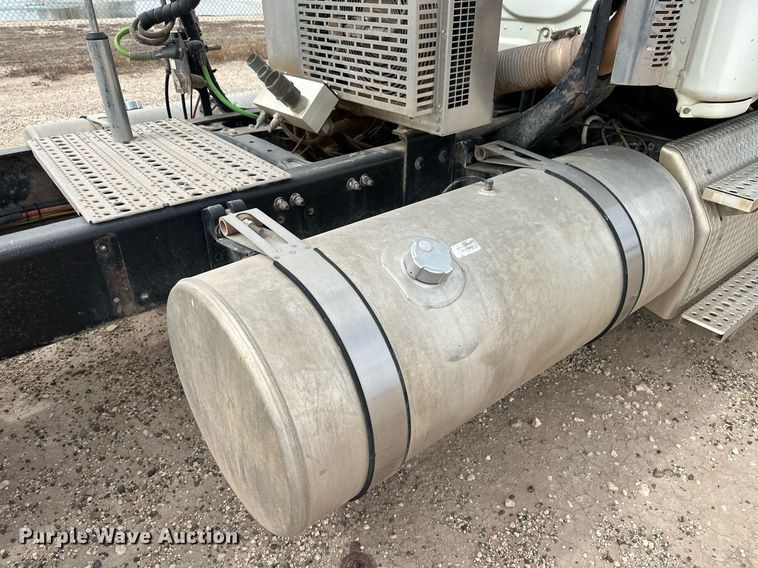 image for item KX9084 2013 Freightliner Cascadia  semi truck