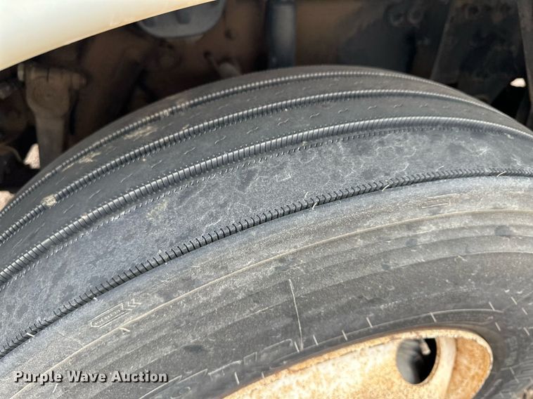 image for item KX9084 2013 Freightliner Cascadia  semi truck