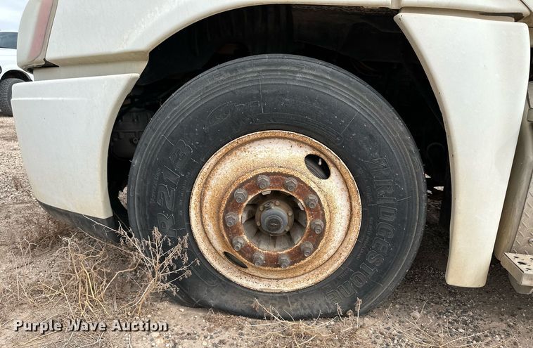 image for item KX9084 2013 Freightliner Cascadia  semi truck