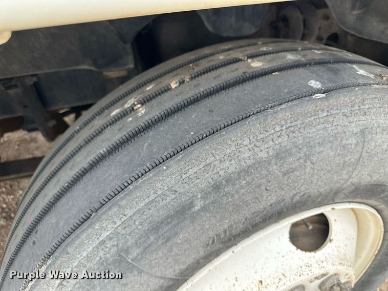 image for item KX9084 2013 Freightliner Cascadia  semi truck