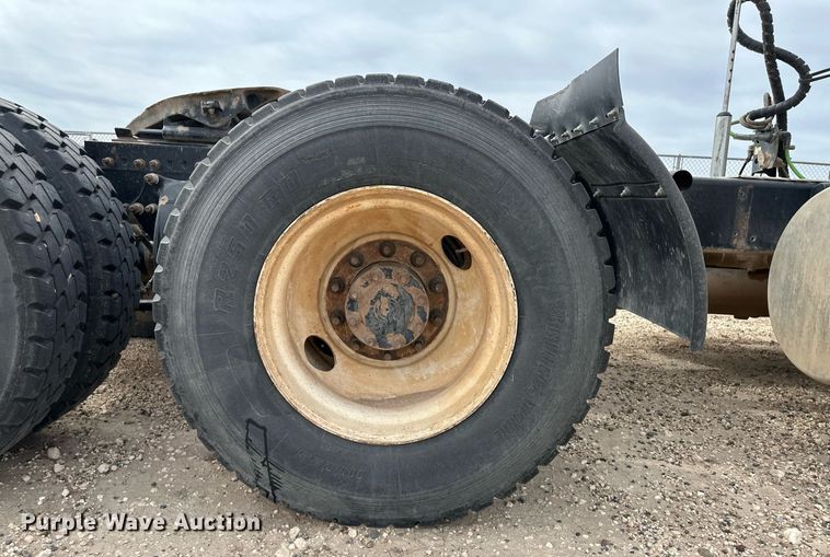 image for item KX9084 2013 Freightliner Cascadia  semi truck