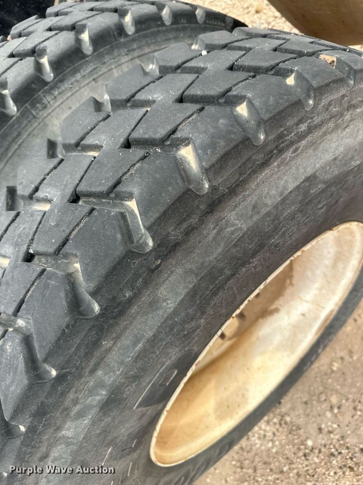 image for item KX9084 2013 Freightliner Cascadia  semi truck