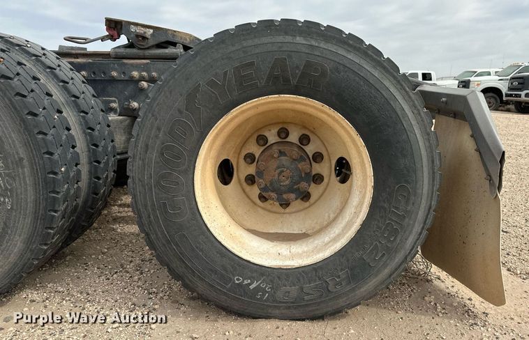 image for item KX9084 2013 Freightliner Cascadia  semi truck