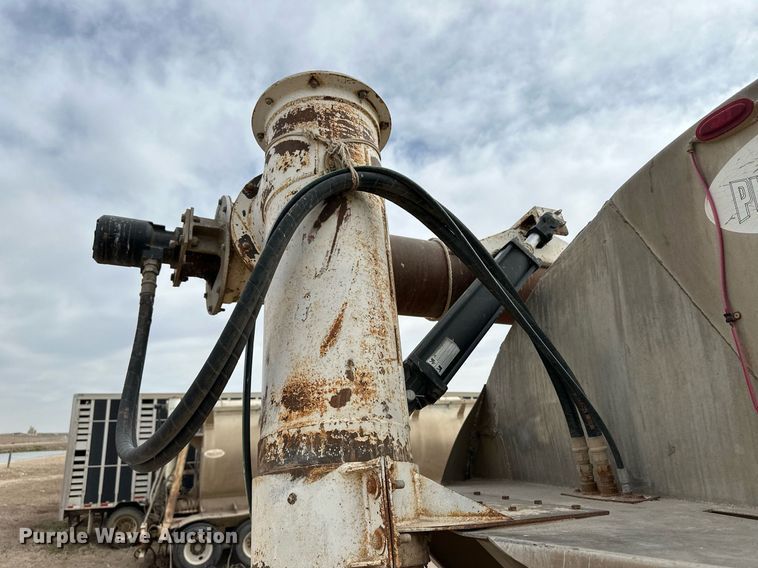 image for item KX9087 2005 Pinson  feed delivery trailer