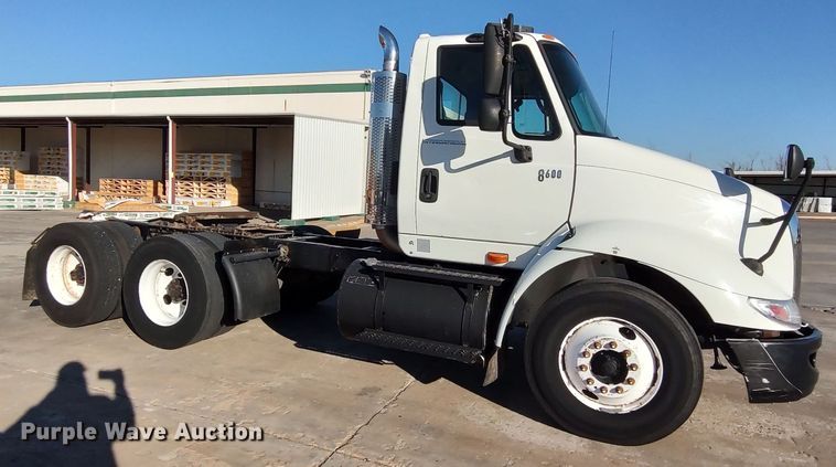 image for item LF9538 2007 International 8600  semi truck