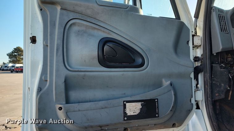 image for item LF9538 2007 International 8600  semi truck