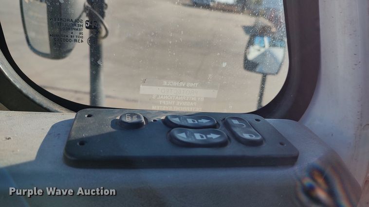 image for item LF9538 2007 International 8600  semi truck