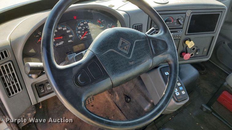 image for item LF9538 2007 International 8600  semi truck