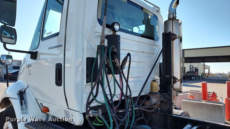 image for item LF9538 2007 International 8600  semi truck