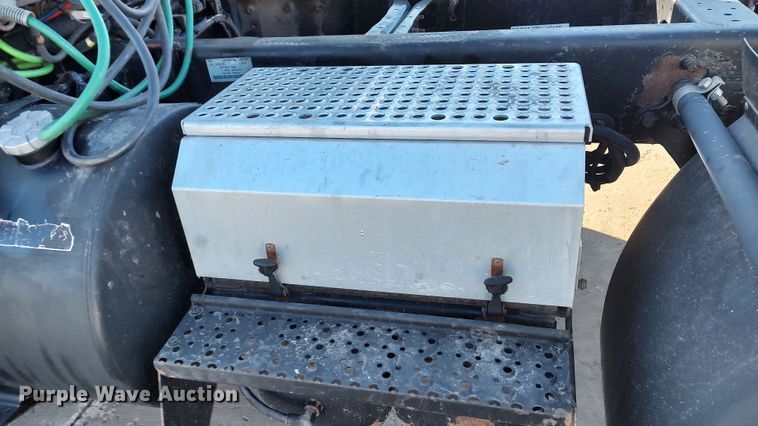 image for item LF9538 2007 International 8600  semi truck