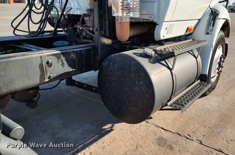 image for item LF9538 2007 International 8600  semi truck