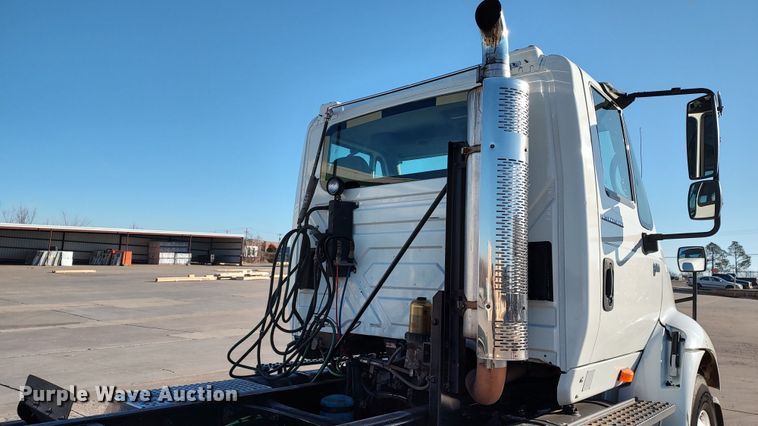 image for item LF9538 2007 International 8600  semi truck