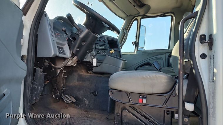 image for item LF9538 2007 International 8600  semi truck