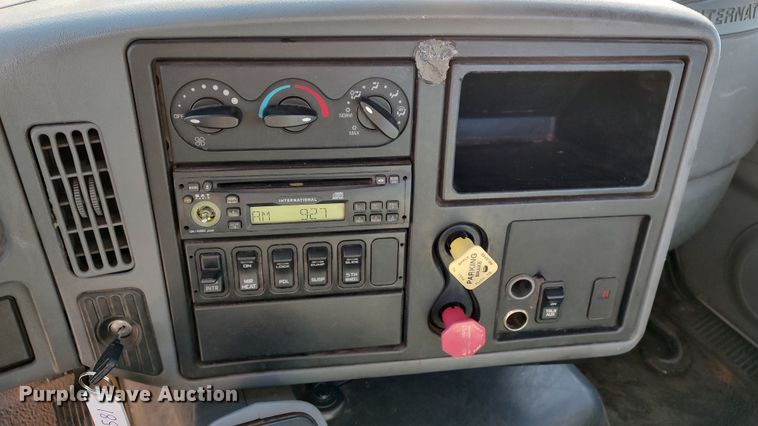 image for item LF9538 2007 International 8600  semi truck