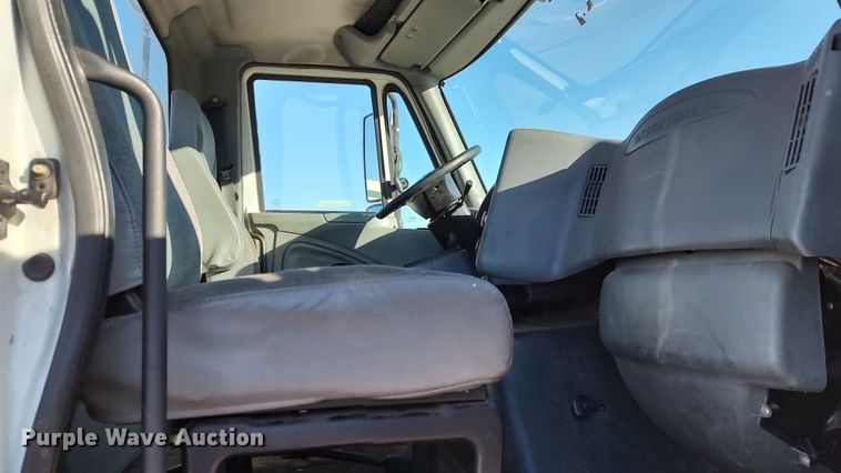 image for item LF9538 2007 International 8600  semi truck