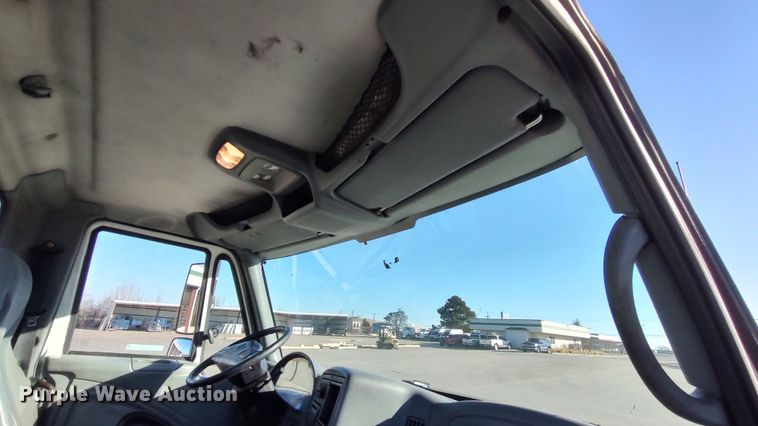 image for item LF9538 2007 International 8600  semi truck