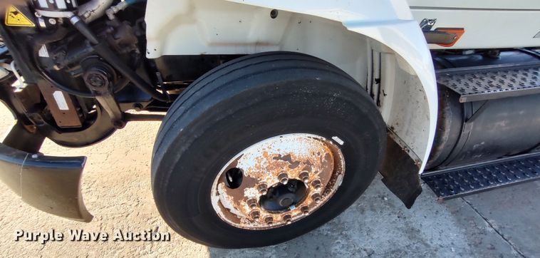 image for item LF9538 2007 International 8600  semi truck