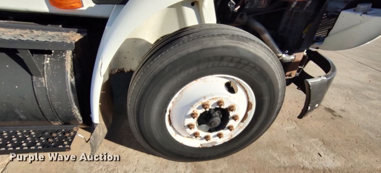 image for item LF9538 2007 International 8600  semi truck