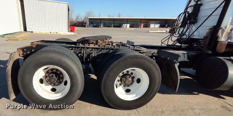 image for item LF9538 2007 International 8600  semi truck