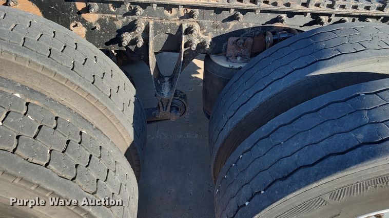 image for item LF9538 2007 International 8600  semi truck